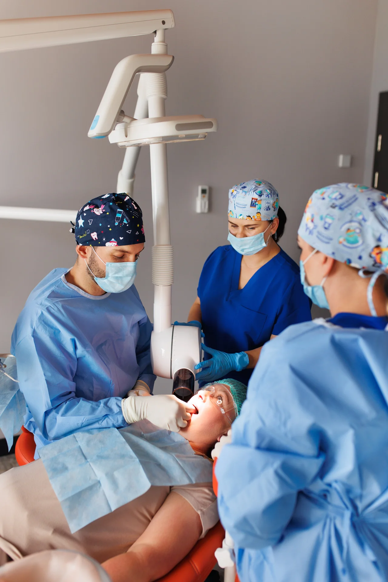 Wprowadzanie implantu tytanowego w przygotowane łożysko