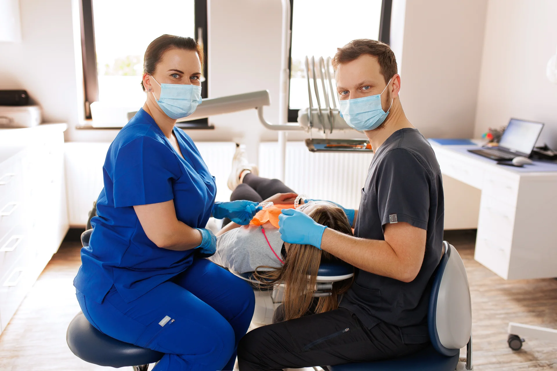 Założenie pierwszego łuku ortodontycznego